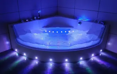 Wanna z hydromasażem C-3131 LED ZEWNĘTRZNY narożna 150cmx150cmx59cm chromoterapia