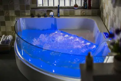 Wanna z hydromasażem C-3131 LED ZEWNĘTRZNY narożna 150cmx150cmx59cm chromoterapia